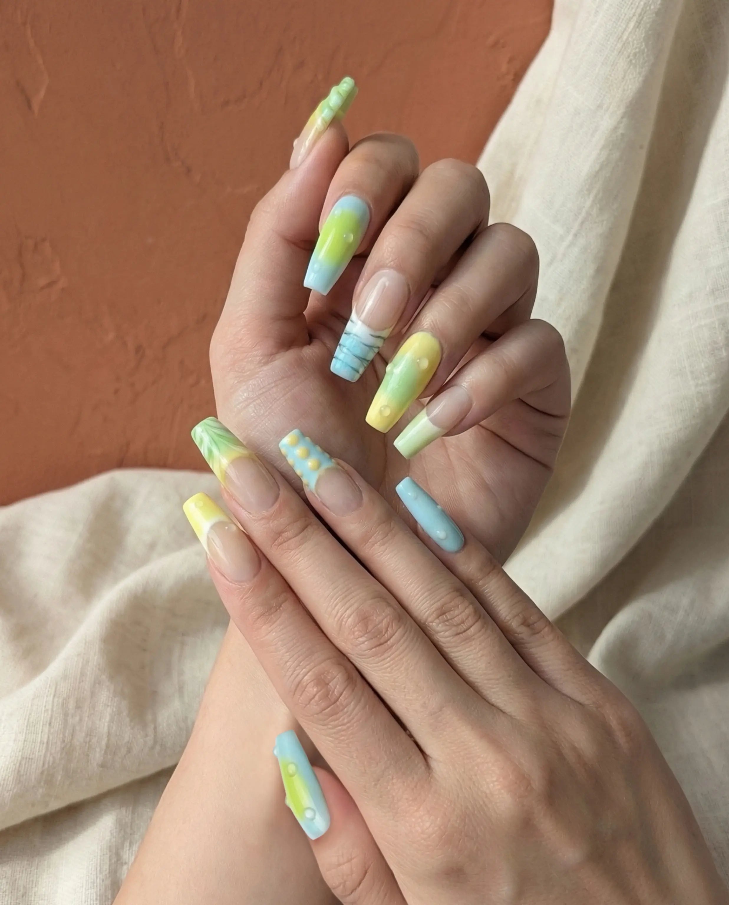 Oasis Spritz Glowi Nails