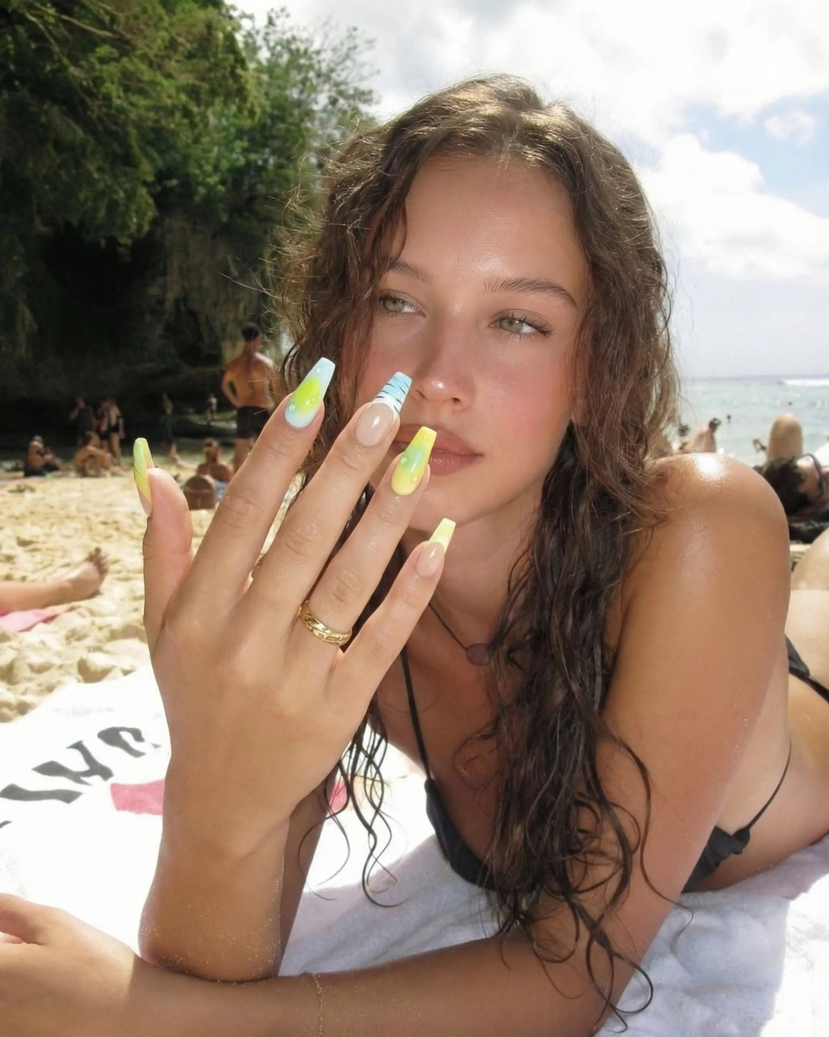 Oasis Spritz Glowi Nails