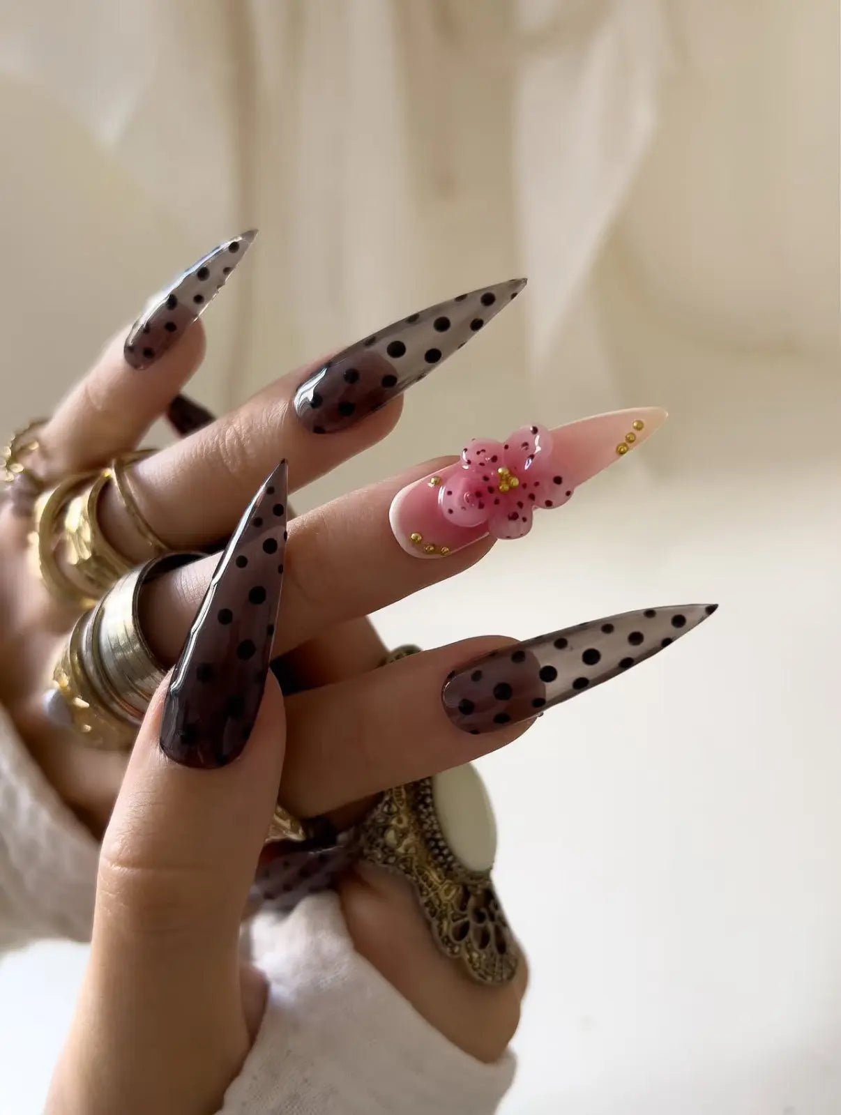 Polka Noir Glowi Nails