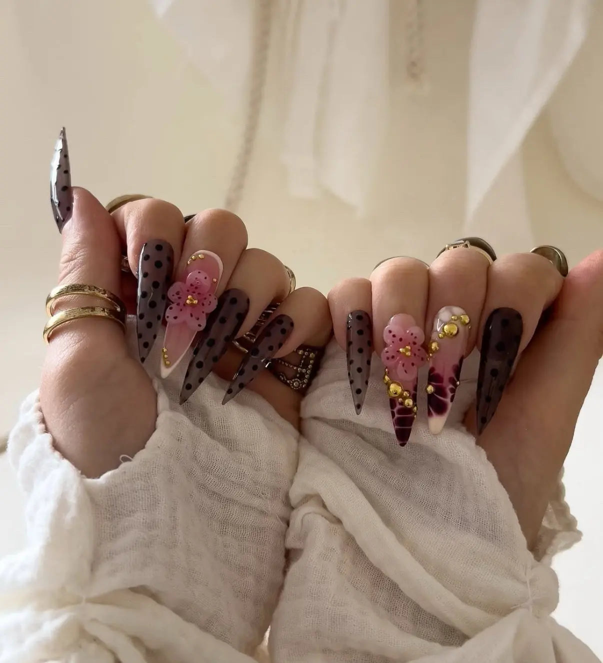 Polka Noir Glowi Nails